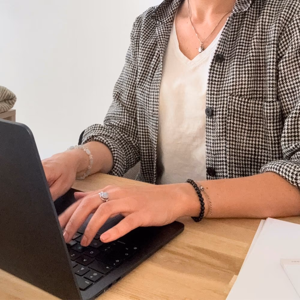 Nadège Cosme préparant les articles et actualités de Kinesiocosme