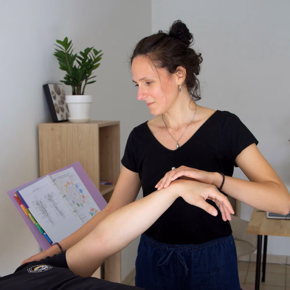 Nadège Cosme réalisant un test musculaire pendant une séance de kinésiologie